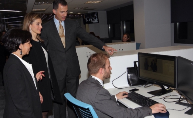 Don Felipe y Doña Letizia durante su recorrido por las nuevas instalaciones de la Agencia EFE